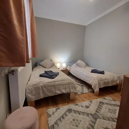 Akácvirág Airport Apartamento *