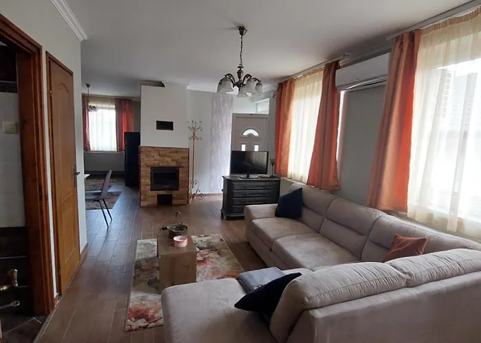 Akácvirág Airport Apartamento *